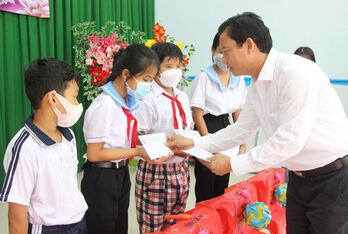 Phó Chủ tịch UBND tỉnh Long An - Phạm Tấn Hòa tặng quà trung thu cho trẻ em tại Thủ Thừa