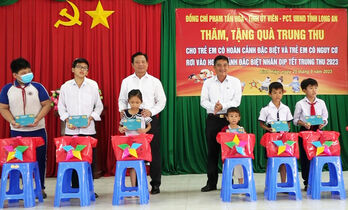 Phó Chủ tịch UBND tỉnh – Phạm Tấn Hòa tặng quà trung thu cho trẻ em thị xã Kiến Tường Phó Chủ tịch UBND tỉnh – Phạm Tấn Hòa tặng quà trung thu cho trẻ em thị xã Kiến Tường