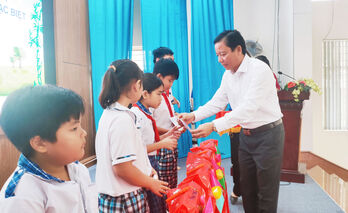 Phó Chủ tịch UBND tỉnh - Phạm Tấn Hoà tặng quà trung thu cho trẻ em tại TP.Tân An
