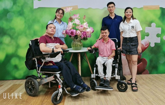 Lan tỏa trên mạng xã hội: Chàng trai ngồi xe lăn dạy học, dạy nghị lực sống