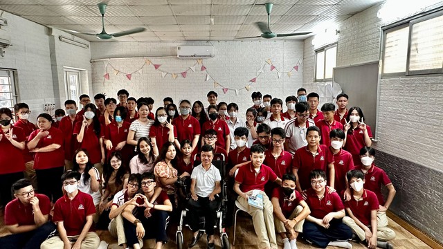 Lan tỏa trên mạng xã hội: Chàng trai ngồi xe lăn dạy học, dạy nghị lực sống