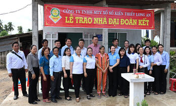 Hội Doanh nghiệp và Chi hội Doanh nhân trẻ Bến Lức tặng quà cho 2 gia đình được trao nhà Đại đoàn kết