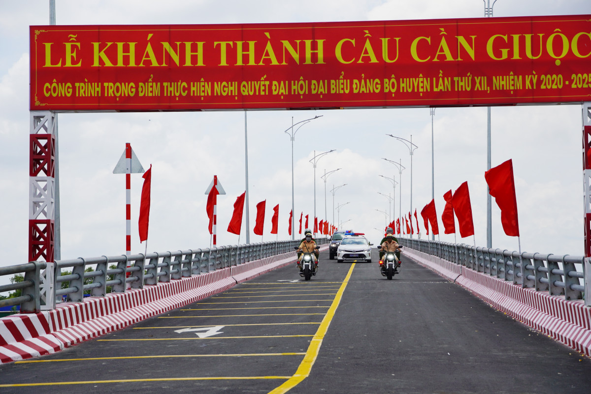 Cần Giuộc đạt kết quả khá toàn diện qua nửa nhiệm kỳ Cầu Cần Giuộc đã hoàn thành, đưa vào sử dụng, giúp việc lưu thông, giao thương thuận lợi hơn