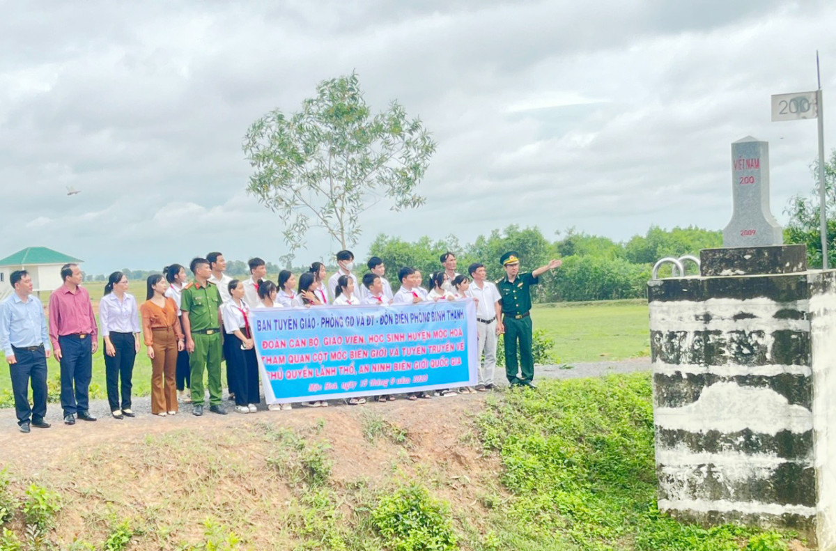 Xây dựng thế trận lòng dân nơi biên giới Đồn Biên phòng Bình Thạnh phối hợp tuyên truyền về chủ quyền lãnh thổ, an ninh biên giới quốc gia