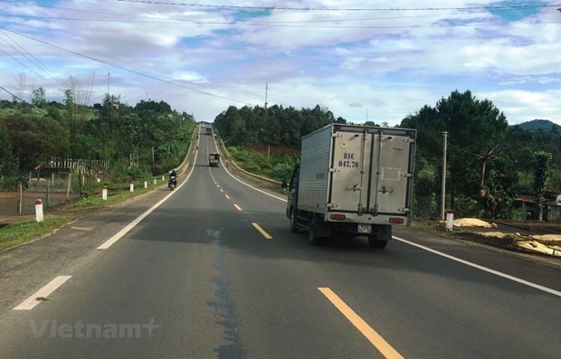 Phương tiện lưu thông trên một đoạn tuyến đường quốc lộ được cải tạo, nâng cấp. (Ảnh: Việt Hùng/Vietnam+)