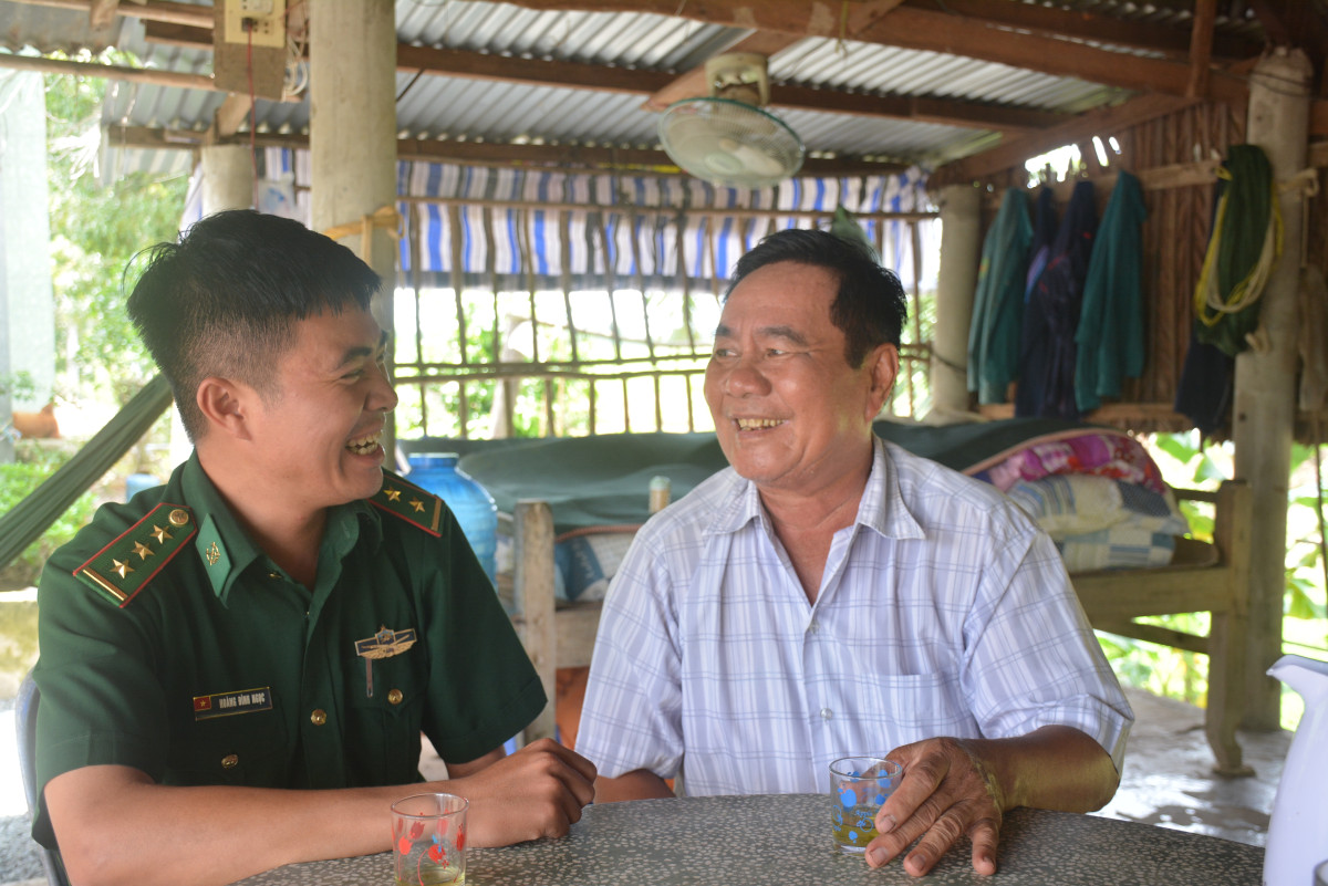 Thượng úy Hoàng Đình Ngọc – Đội trưởng Đội Vận động quần chúng, Đồn Biên phòng Bình Thạnh cùng ông Hai Ngành trò chuyện trong những chuyến công tác tại địa bàn