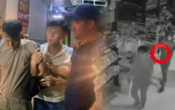 Camera quay cảnh một người dùng súng khống chế chủ nhà sách cướp tiền