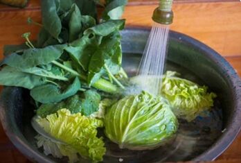 Bác sĩ 24/7: Nấu canh rau, nên đậy hay mở nắp nồi?