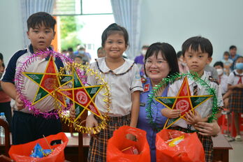 Đoàn thanh niên các cơ quan khối Nội chính trao tặng 230 phần quà trung thu tại Châu Thành