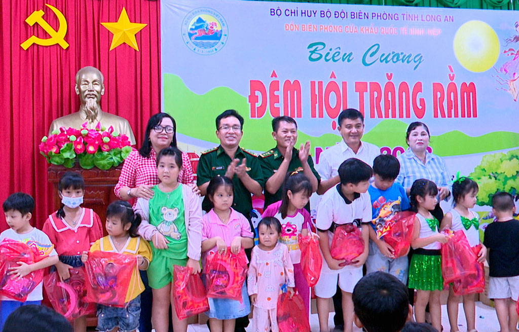 Ấm áp ‘Biên cương – Đêm hội trăng rằm’