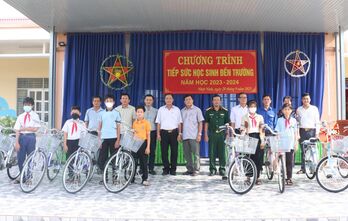 Bộ Tư lệnh TP.HCM trao tặng 2 căn nhà Đại đoàn kết và 50 chiếc xe đạp