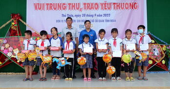 Đoàn khối Cơ quan và Doanh nghiệp tỉnh tặng quà trung thu tại Thủ Thừa