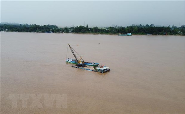 Khai thác cát trên sông Tiền, đoạn thuộc huyện Hồng Ngự, tỉnh Đồng Tháp. (Ảnh: Nhựt An/TTXVN)