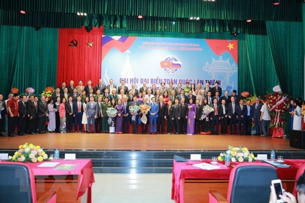 Tăng cường xây dựng, mở rộng quan hệ hữu nghị nhân dân Việt Nam - Nga Phó Thủ tướng Trần Hồng Hà tặng hoa chúc mừng Ban Chấp hành Hội Hữu nghị Việt Nam-Liên bang Nga, nhiệm kỳ 2023-2028. (Ảnh: An Đăng/TTXVN)