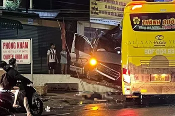 Xe khách và xe 16 chỗ tông nhau trên quốc lộ 20, 4 người chết, nhiều người bị thương