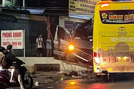Xe khách và xe 16 chỗ tông nhau trên quốc lộ 20, 4 người chết, nhiều người bị thương Xe khách và xe 16 chỗ tông nhau trên quốc lộ 20, 4 người chết, nhiều người bị thương