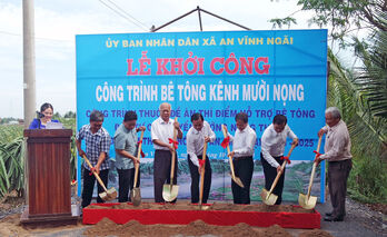 TP.Tân An: Khởi công công trình thuộc Đề án thí điểm hỗ trợ bêtông đầu tư đường giao thông nông thôn