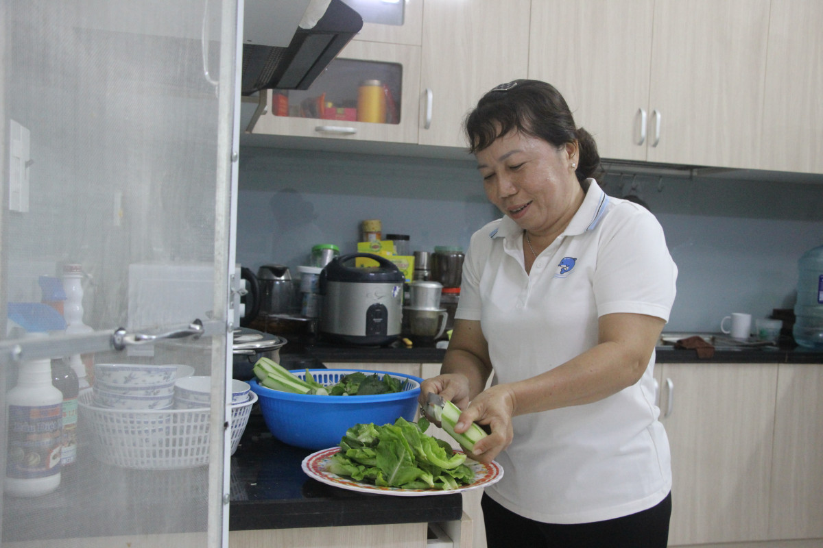 Dù bận bịu, chị Nguyễn Thị Oanh vẫn nấu ăn để các con luôn được ăn cơm mẹ nấu