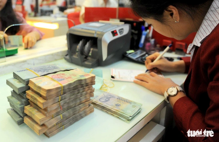 Lãi suất tiền gửi tiết kiệm ‘tuột dốc không phanh’