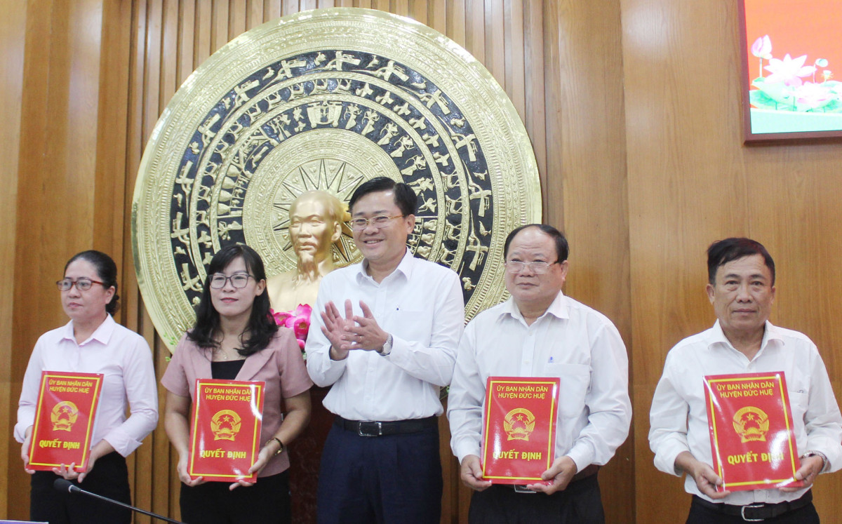 Phó Bí thư Huyện ủy, Chủ tịch UBND huyện – Nguyễn Thanh Nguyên trao quyết định bổ nhiệm cho cán bộ