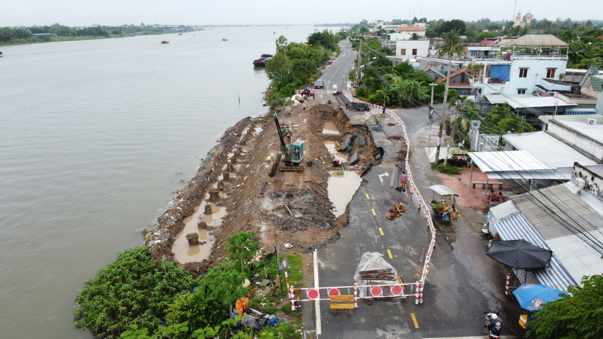 Sạt lở đe dọa Đồng bằng sông Cửu Long (Trong ảnh: Công nhân thi công khắc phục sạt lở Quốc lộ 91 qua xã Bình Mỹ, huyện Châu Phú, tỉnh An Giang hồi tháng 6/2023)