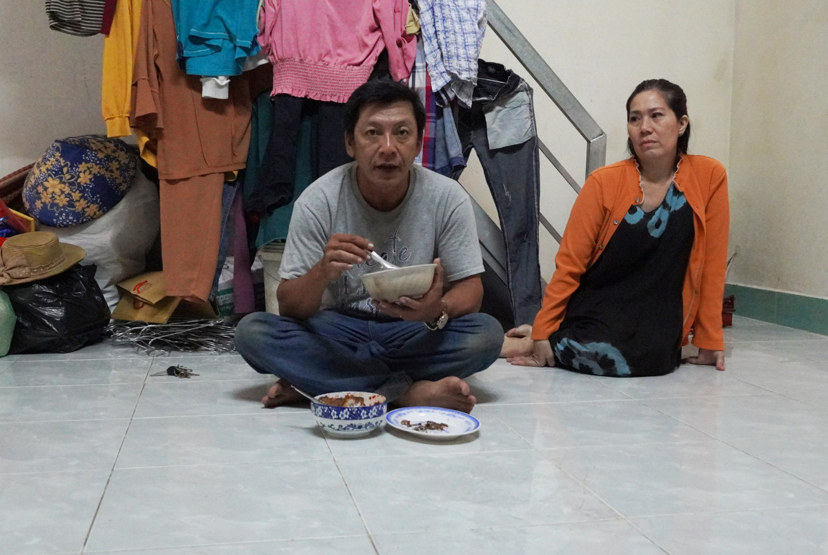 Anh Võ Minh Thảo cùng vợ trong căn nhà trọ