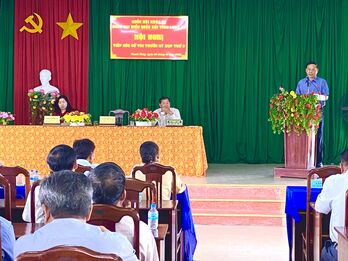 Cử tri thị xã Kiến Tường quan tâm đến chính sách người có công, người cao tuổi.