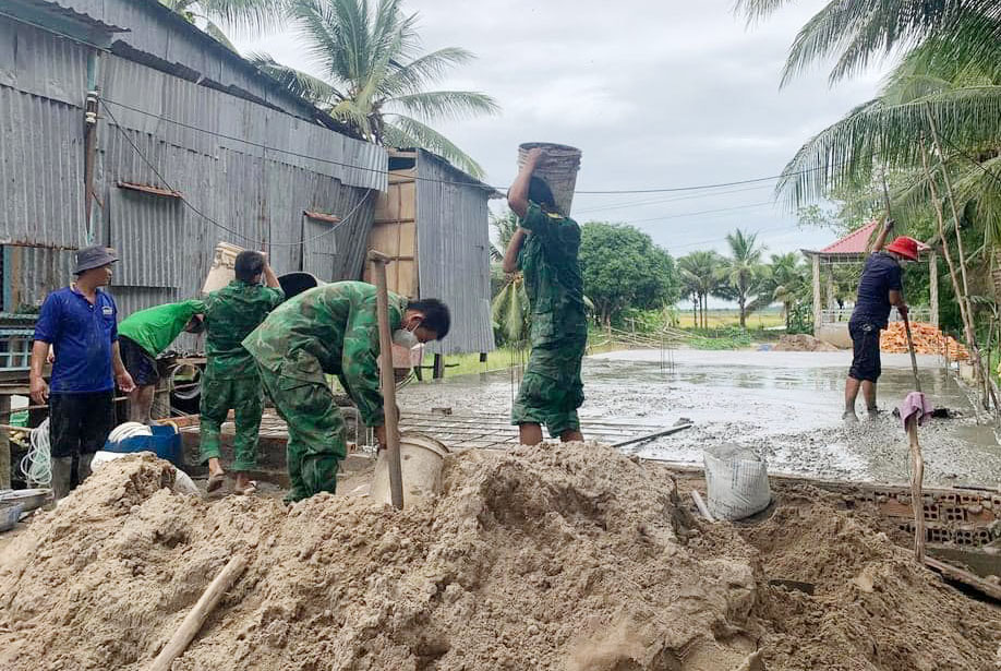 Đồng bộ các biện pháp biên phòng trong bảo vệ biên giới quốc gia Cán bộ, chiến sĩ Bộ đội Biên phòng tỉnh giúp dân xây dựng nhà tình thương