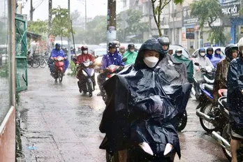 Thời tiết hôm nay 4/10: Rãnh áp thấp dịch lên miền Trung, Nam Bộ đỡ mưa