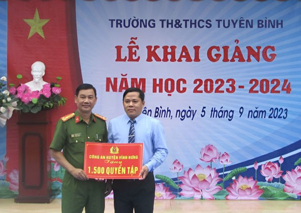 Thượng tá Lê Thanh Thủy - Trưởng Công an huyện Vĩnh Hưng, tặng 1.500 quyển tập cho Trường Tiểu học và THCS Tuyên Bình