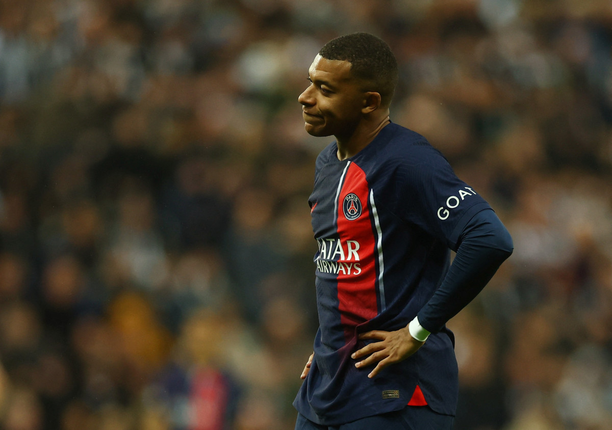 Sự thất vọng của Kylian Mbappe sau thất bại trước Newcastle - Ảnh: REUTERS