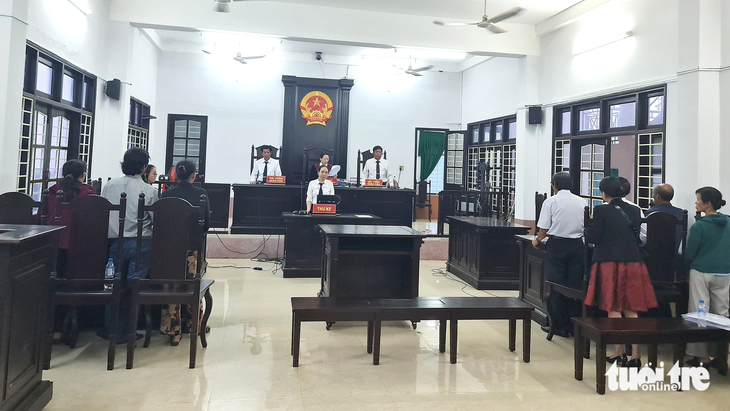 Bảy người con dắt nhau ra tòa tranh... quyền nuôi mẹ Quang cảnh phiên xử giành quyền nuôi mẹ chưa từng có trong lịch sử ngành tòa án tỉnh Quảng Ngãi - Ảnh: TRẦN MAI