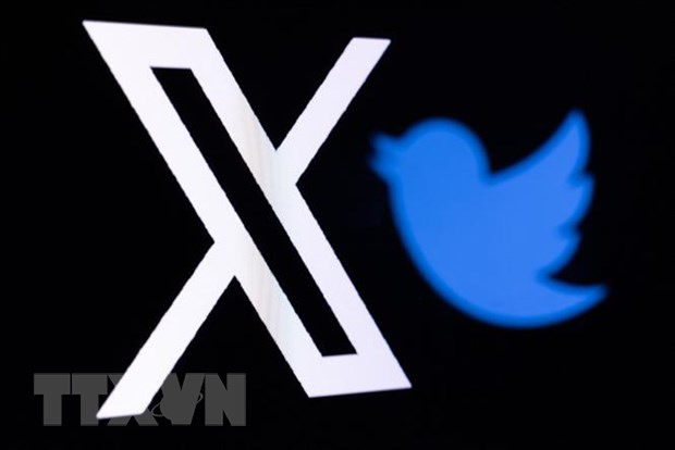 Biểu tượng nền tảng truyền thông xã hội X (trước đây là Twitter) trên màn hình điện thoại di động. (Ảnh: AFP/TTXVN)