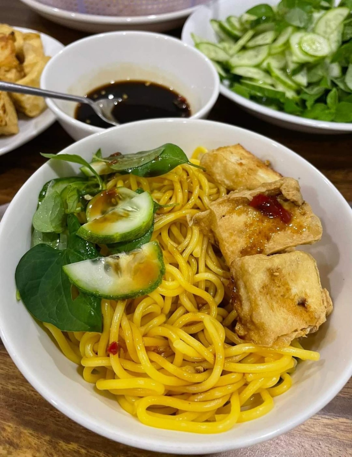Với dân xứ Nẫu (tỉnh Bình Định, Phú Yên) thì không gì bằng sự kết hợp với cá ngừ đại dương hay cá biển nấu mẳn kèm cái bánh tráng nướng. Bún bắp cũng được chuộng dùng trong các món chay