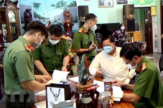 An Giang: Cựu Trưởng phòng Cảnh sát Giao thông cùng thuộc cấp hầu tòa Lực lượng chức năng tiến hành khám xét nơi ở của bị can Nguyễn Bá Quận. (Ảnh: TTXVN phát)