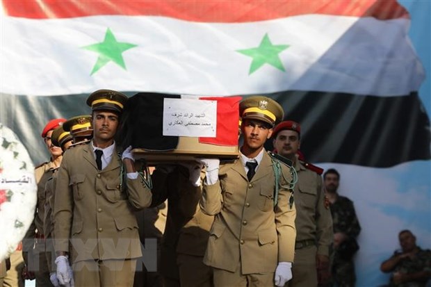Lễ tang các quân nhân thiệt mạng trong vụ tấn công khủng bố tại Homs, Syria, ngày 6/10/2023. (Ảnh: AFP/TTXVN)