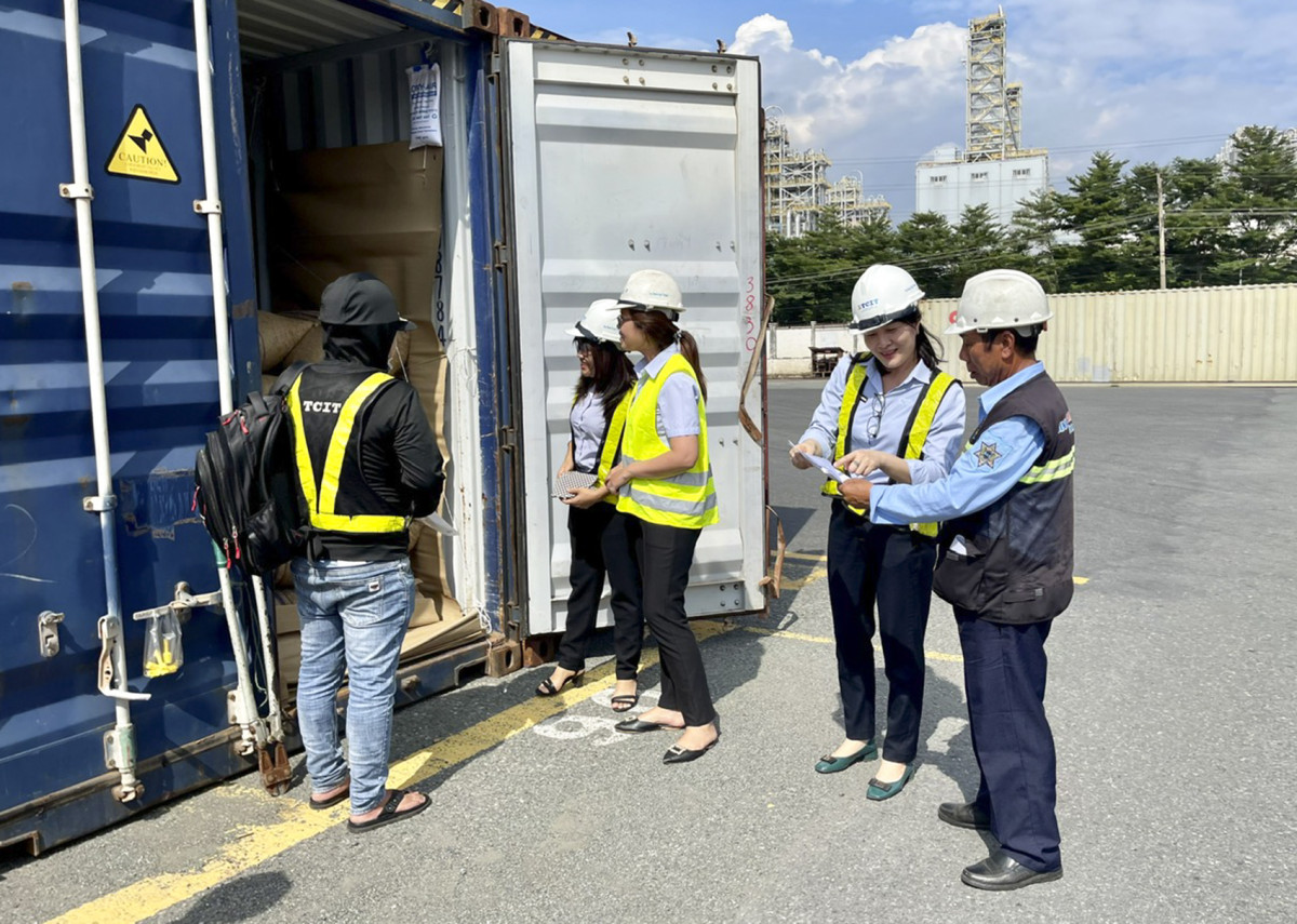 Phụ nữ Cảng Quốc tế Tân cảng - Cái Mép: 'Trao nụ cười, nhận niềm tin' Tư vấn, chăm sóc khách hàng tại hiện trường của các nhân viên nữ Cảng Quốc tế Tân Cảng - Cái Mép