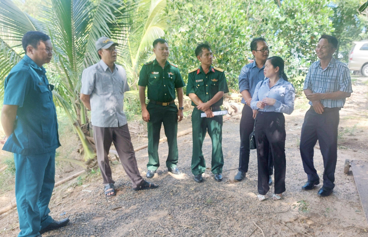 Đoàn công tác huyện Tân Hưng khảo sát xây dựng nhà liền kề chốt dân quân biên giới