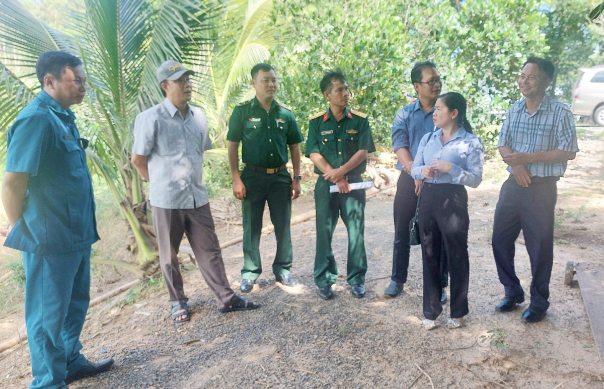 Đoàn công tác huyện Tân Hưng khảo sát xây dựng nhà liền kề chốt dân quân biên giới