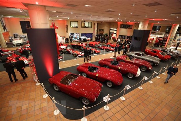 Các mẫu xe của hãng Ferrari được trưng bày tại triển lãm ở Monaco. (Ảnh: AFP/TTXVN)