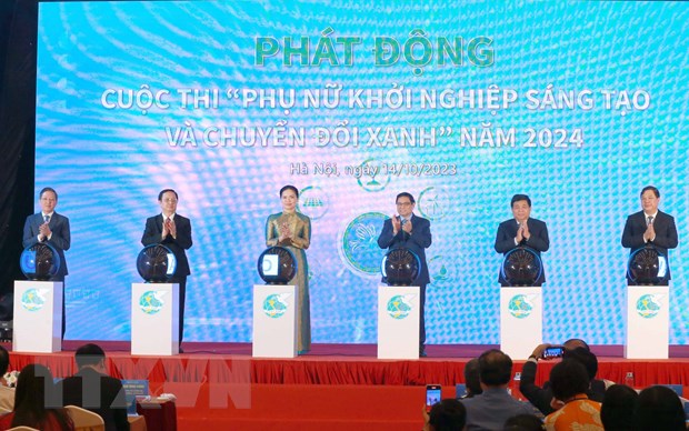 Thủ tướng Phạm Minh Chính và các đại biểu thực hiện nghi thức phát động cuộc thi Phụ nữ khởi nghiệp sáng tạo năm 2024. (Ảnh: Phương Hoa/TTXVN)
