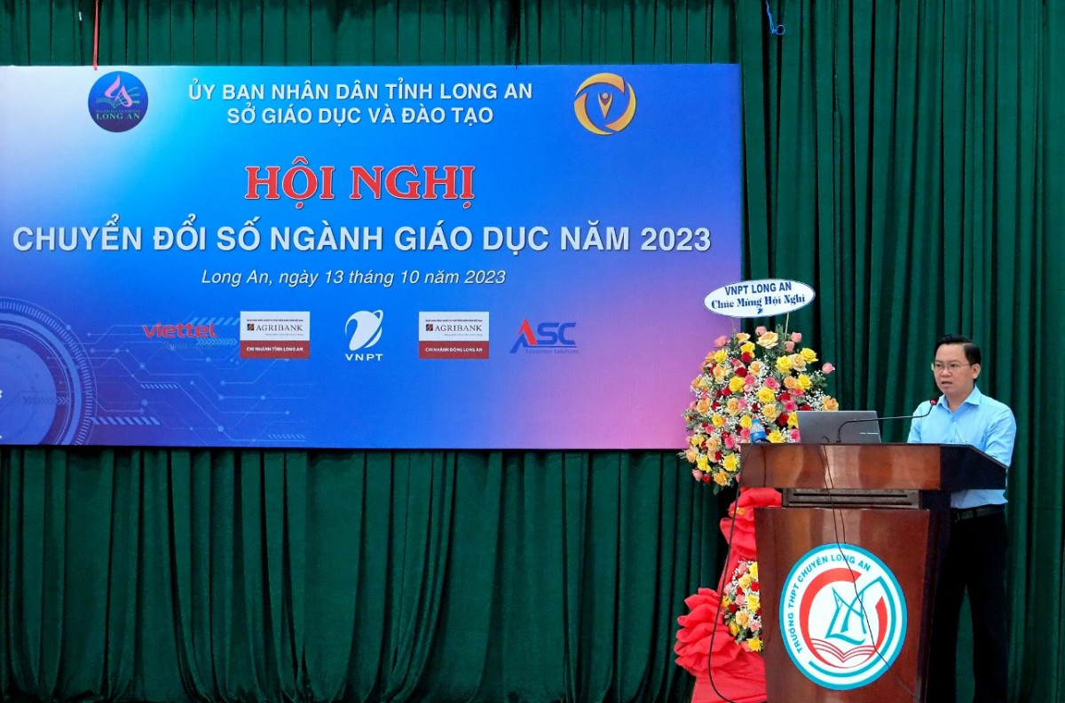 Ông Nguyễn Hồng Phúc – Phó Giám đốc Sở Giáo dục và Đào tạo phát biểu tại Hội nghị