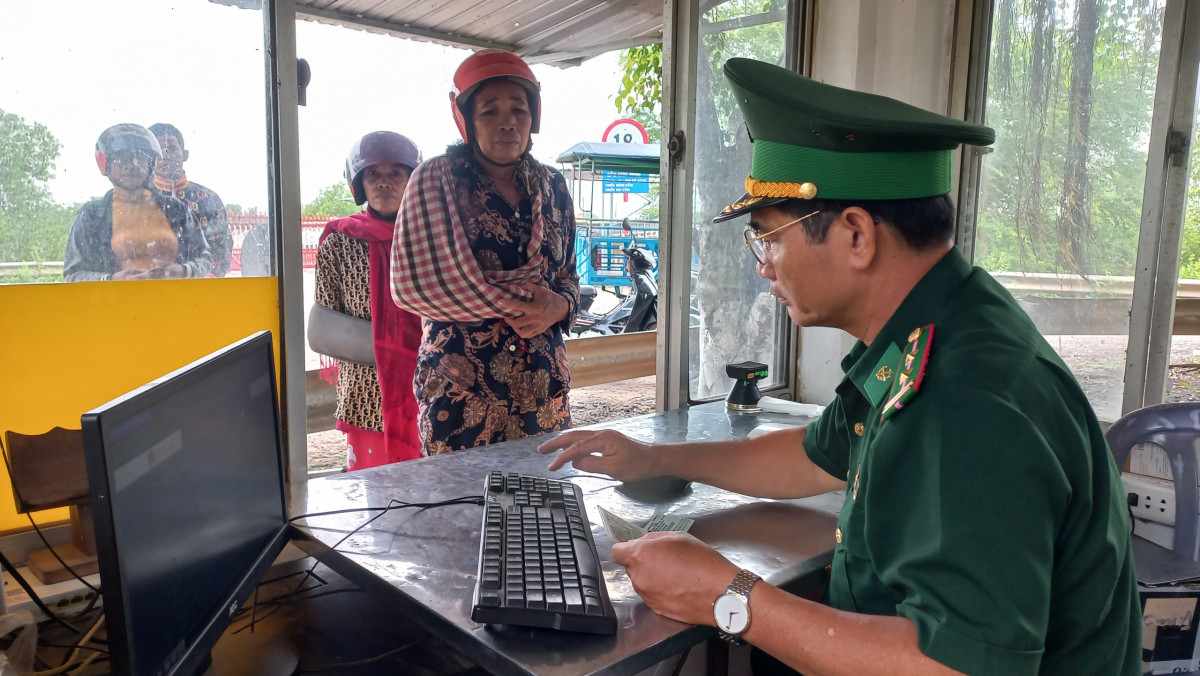 Tạo điều kiện thuận lợi cho người dân 2 bên biên giới qua lại thăm thân, trao đổi hàng hóa, khám, chữa bệnh