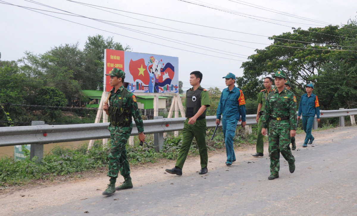 Lực lượng bộ đội biên phòng tỉnh phối hợp tuần tra bảo vệ biên giới