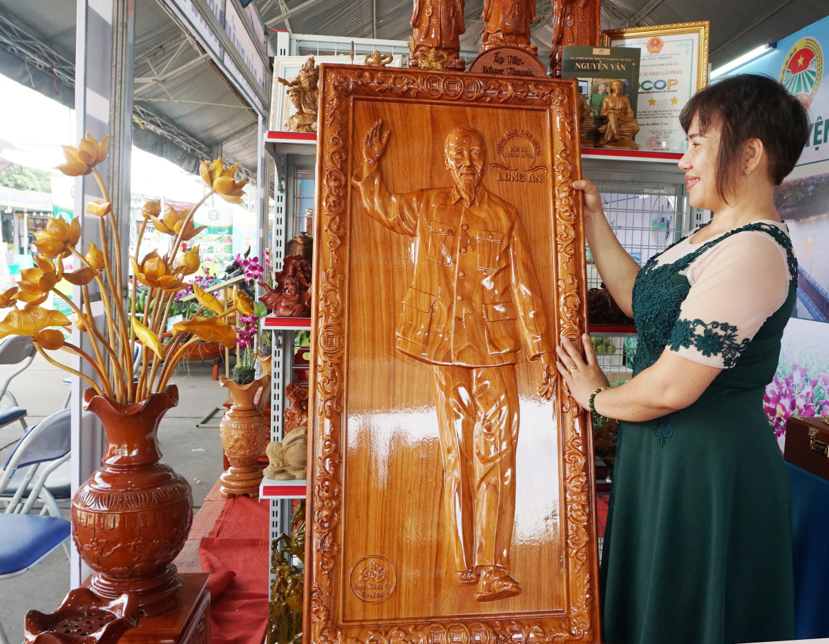 Với niềm yêu kính và tôn trọng Bác Hồ, chị Nguyễn Thị Thu Vân điêu khắc chân dung về Người