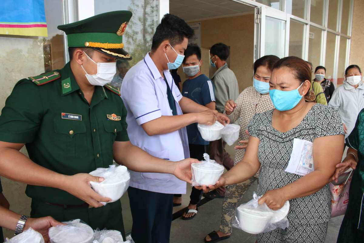 Thực hiện mô hình Cháo nghĩa tình, Đồn Biên phòng Cửa khẩu Quốc tế Bình Hiệp phát miễn phí 5.400 suất cháo cho bệnh nhân nghèo