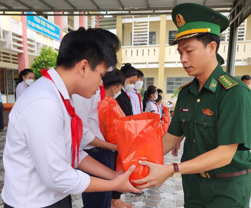 Đồn Biên phòng Cửa khẩu Quốc tế Bình Hiệp tặng quà cho học sinh có hoàn cảnh khó khăn