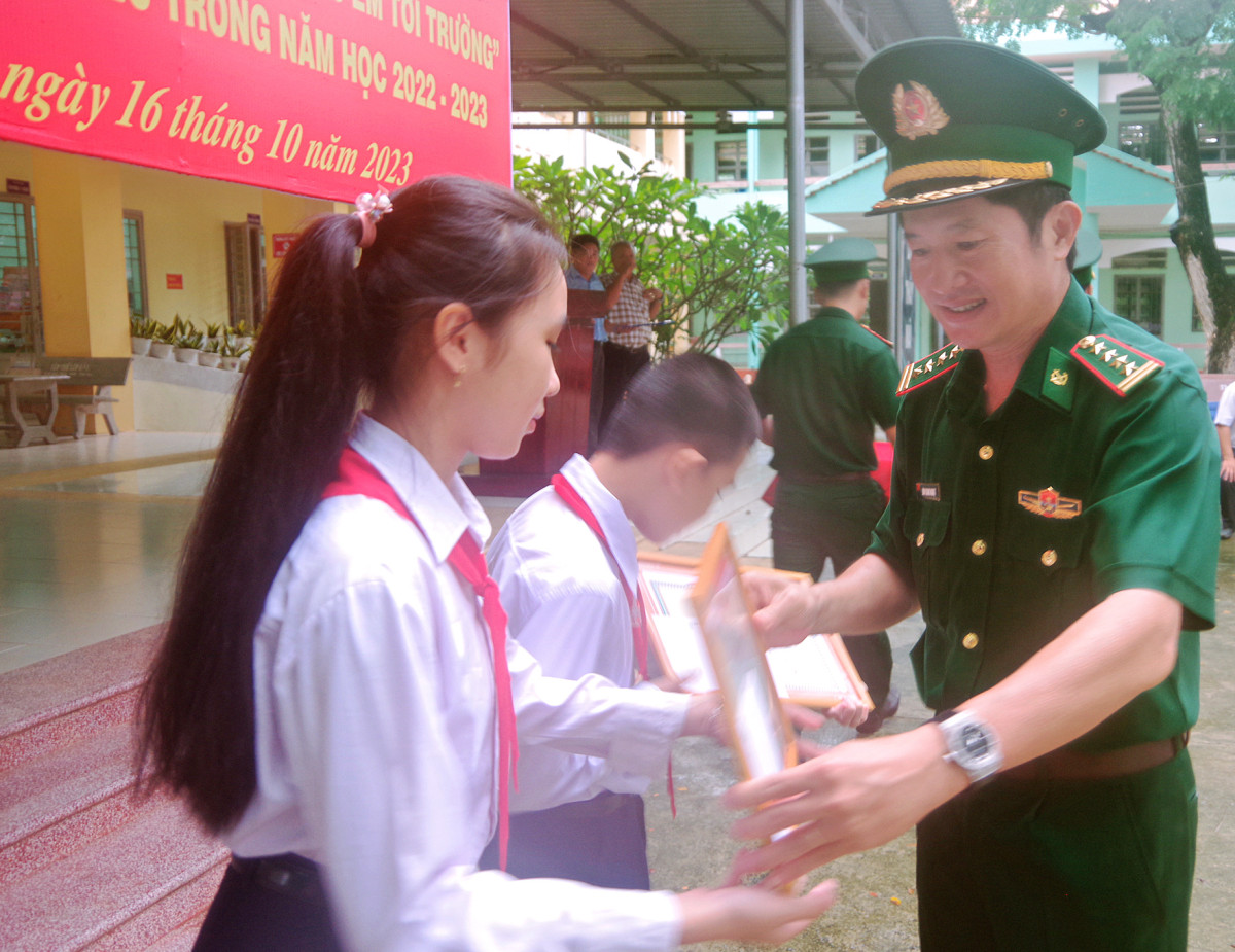 Đại tá Đàm Quang Ngoạt - Phó Bí thư Đảng ủy, Chỉ huy trưởng Bộ đội Biên phòng tỉnh, trao giấy khen cho học sinh có thành tích học tập tiêu biểu trong năm học 2022-2023 tại Trường THCS Lê Quý Đôn