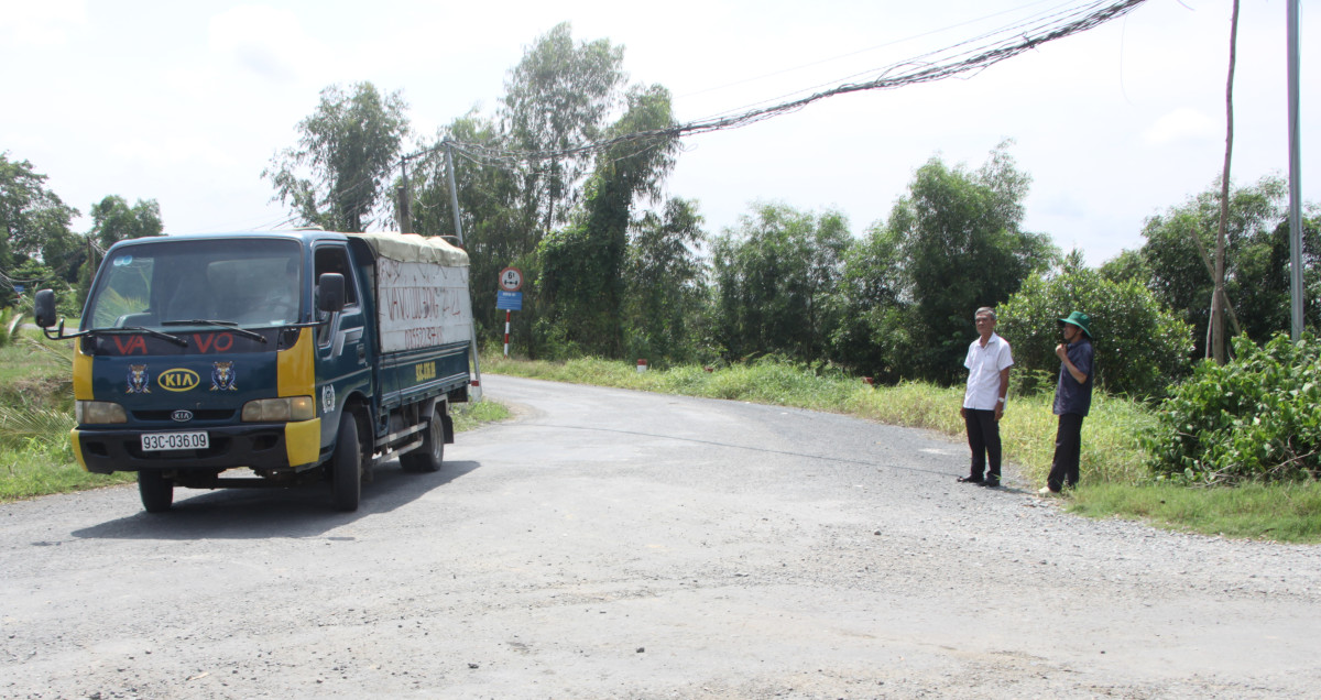 Nhờ vợ chồng ông Nguyễn Văn Bé hiến đất, khúc ngoặt điểm giao nhau đường 90C và M1 được mở rộng, thuận tiện cho việc đi lại