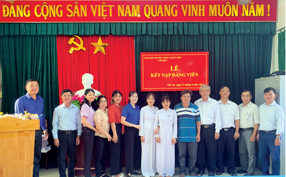 Đảng bộ Trường THPT Lê Quý Đôn tổ chức lễ kết nạp Đảng cho học sinh (Trong ảnh: Nguyễn Thanh Kim Hoa (thứ 6, phải qua) tại lễ kết nạp Đảng vào tháng 6/2023)
